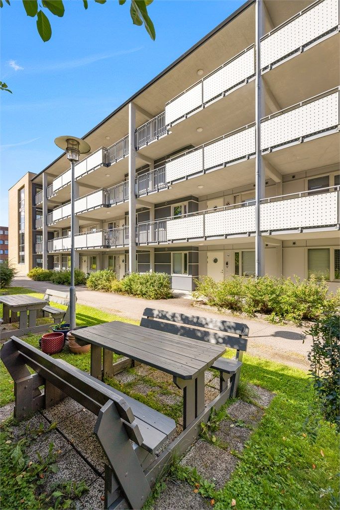 Brusletta Boligsameie har velholdte fellesarealer med sittegrupper.
