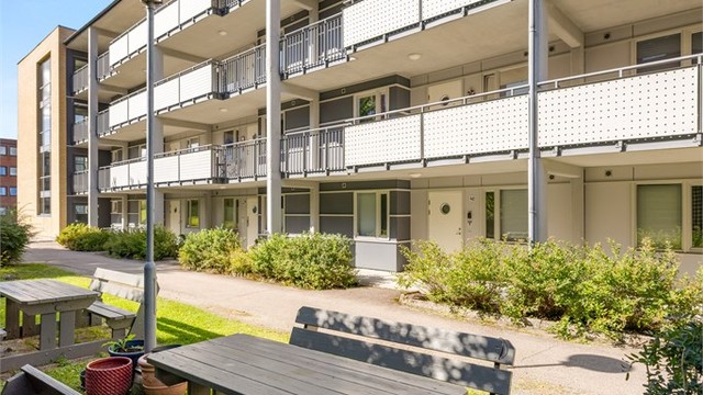 Brusletta Boligsameie har velholdte fellesarealer med sittegrupper.