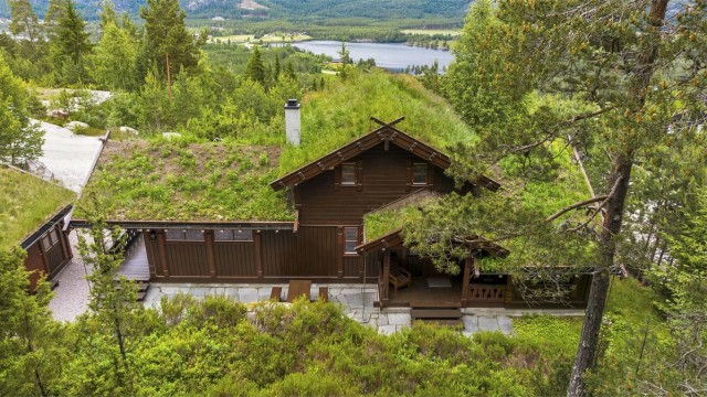 Hytten er bygget i en klassisk flott hyttestil