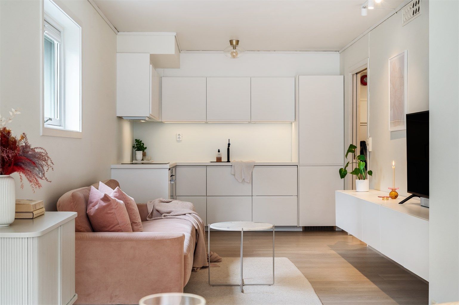 Oppgradert og stilrent kjøkken klar til bruk, her får du et moderne IKEA kjøkken med smarte integrerte løsninger 
