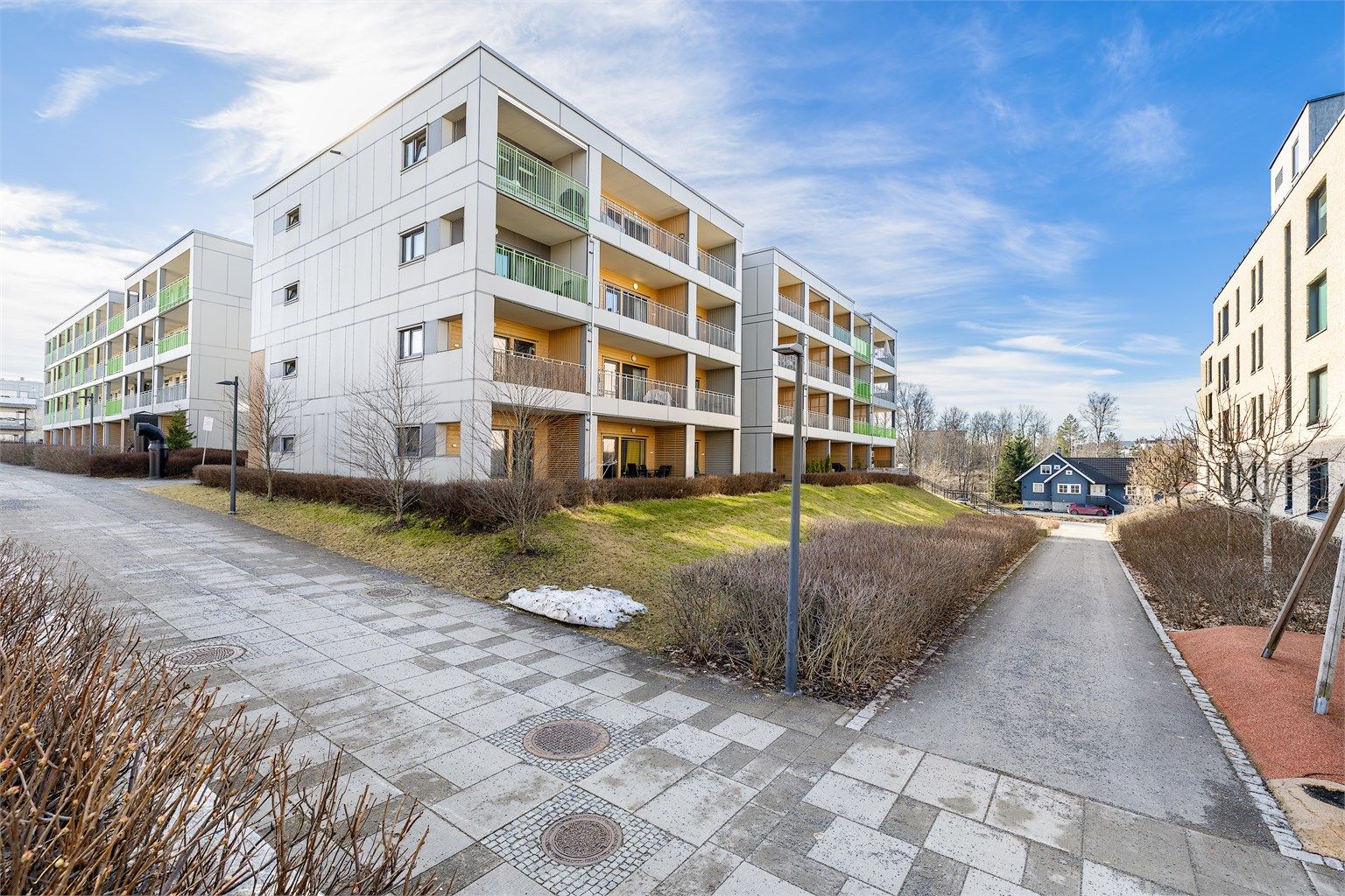 Leiligheten ligger i byggets 3-etasje og er plassert i Lørenskog stasjonsby.