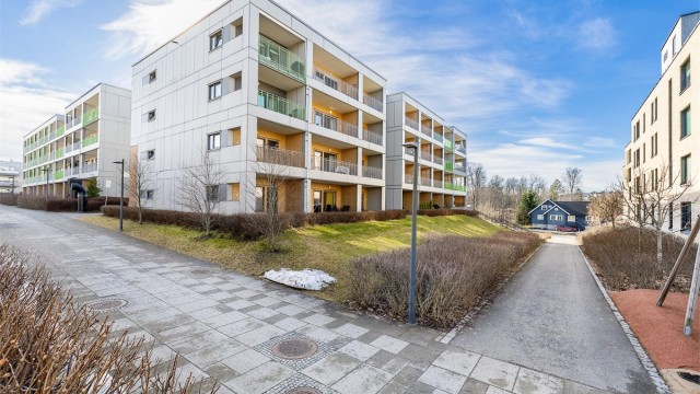 Leiligheten ligger i byggets 3-etasje og er plassert i Lørenskog stasjonsby.