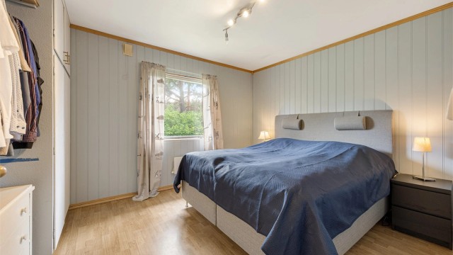 Hovedsoverom med plass til dobbeltseng og garderobeløsning.