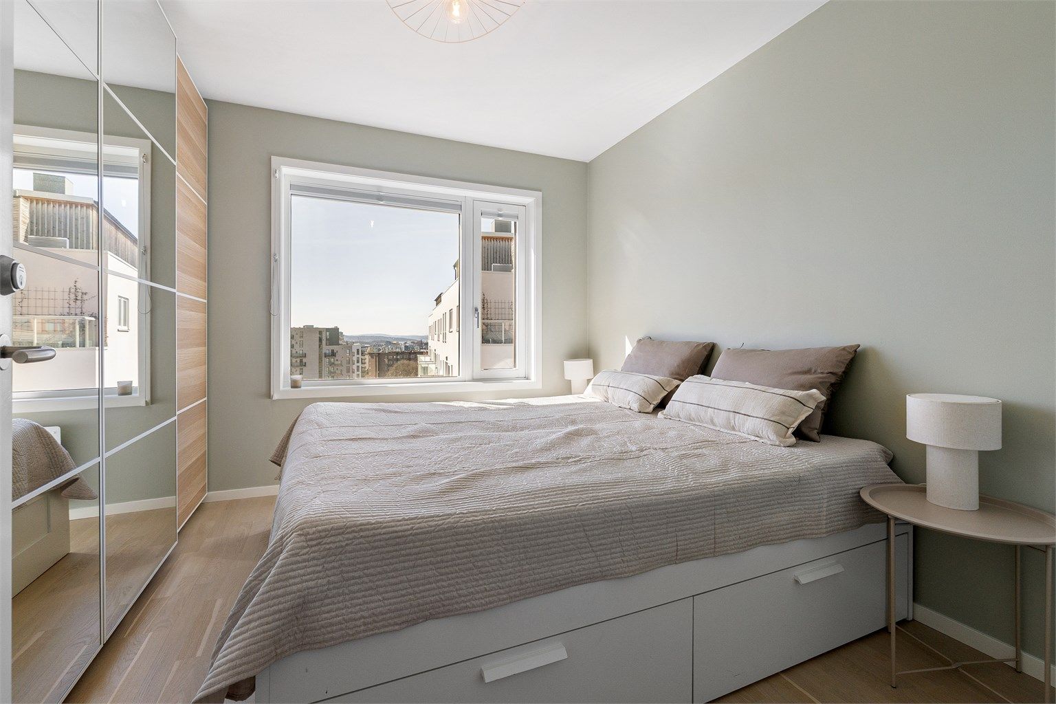 Hovedsoverommet har god plass til dobbeltseng og garderobeløsning.