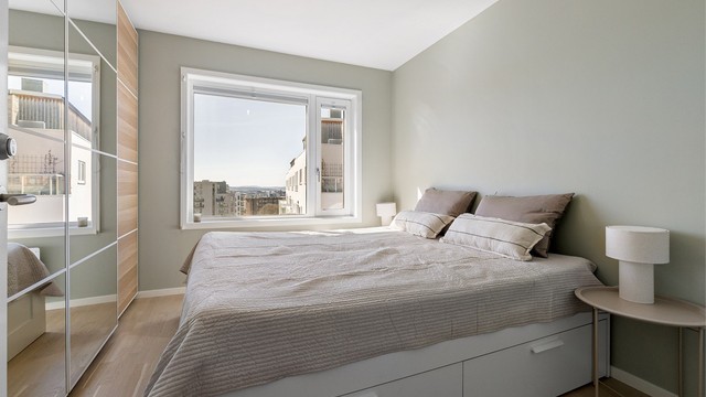 Hovedsoverommet har god plass til dobbeltseng og garderobeløsning.