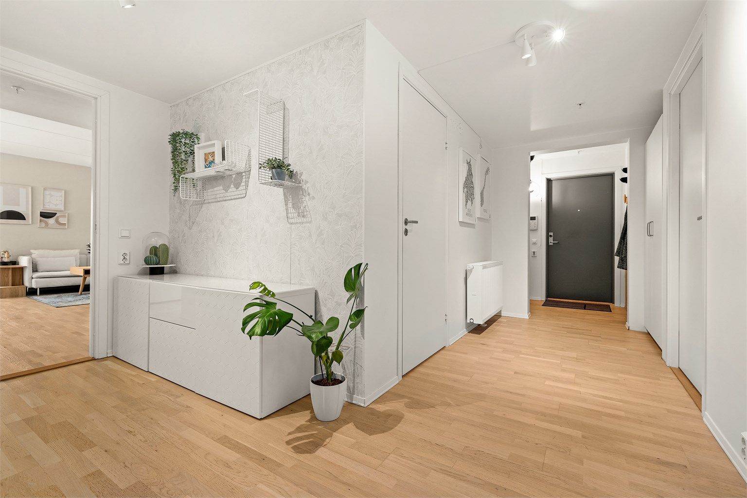 Velkommen inn! Lys og romslig inngangsparti med callinganlegg. Det er god plass til å henge fra seg yttertøy og sko.