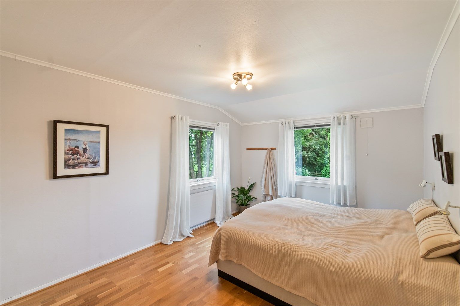 Meget romslig hovedsoverom. Det er også tilknyttet egen walk-in garderobe.