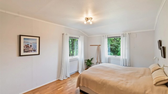Meget romslig hovedsoverom. Det er også tilknyttet egen walk-in garderobe.
