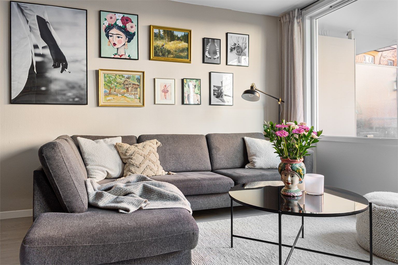 Stuen har god plass til både sofagruppe og spisebord, og fungerer som et naturlig samlingspunkt i boligen.