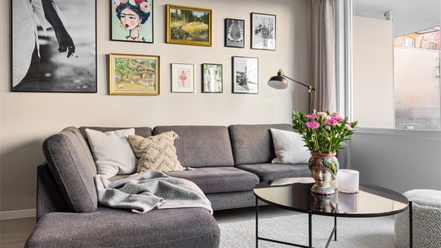 Stuen har god plass til både sofagruppe og spisebord, og fungerer som et naturlig samlingspunkt i boligen.