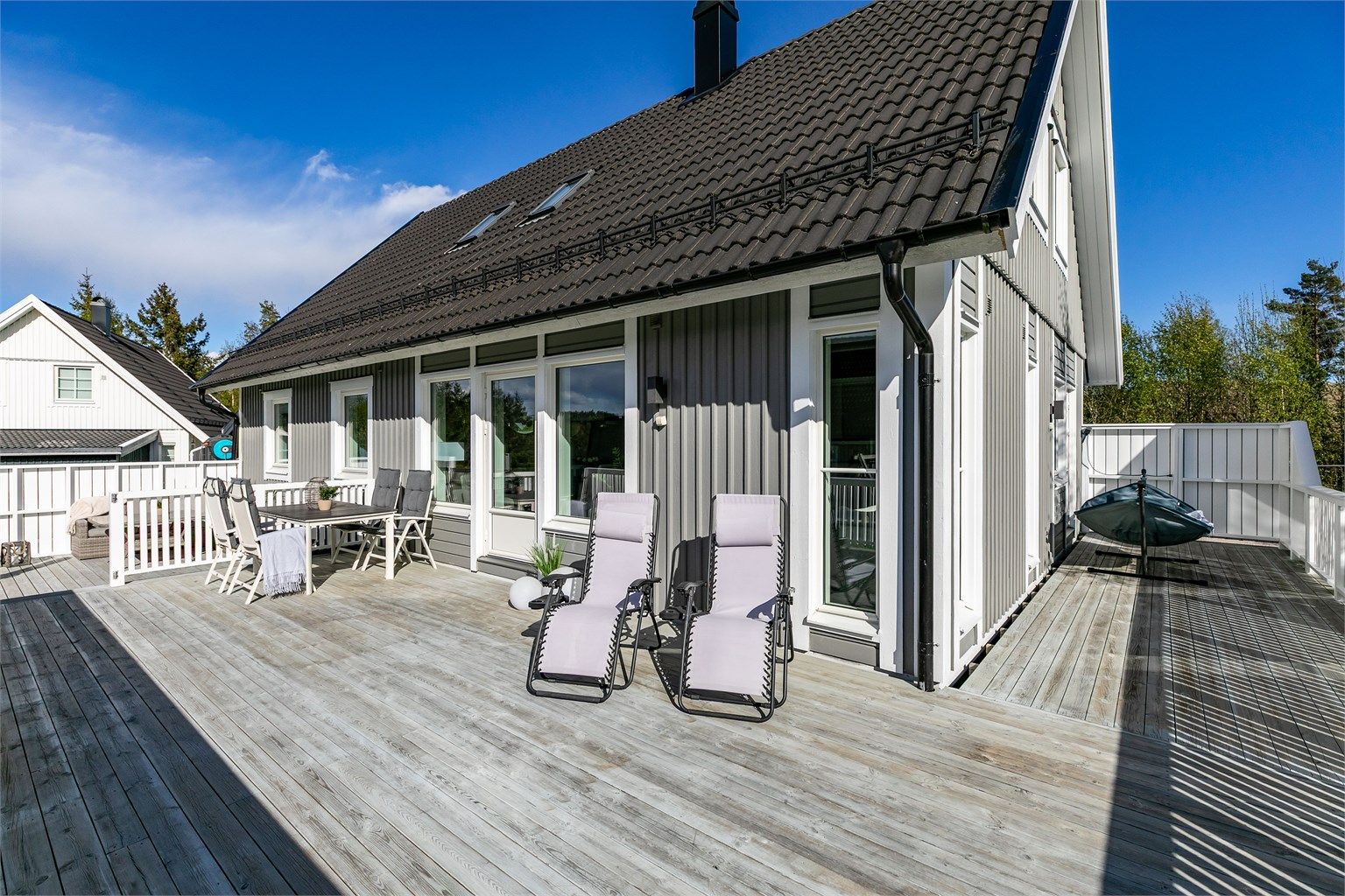 Hjørneterrasse på nesten 80 kvm. omfavner boligens mest solutsatte sider.