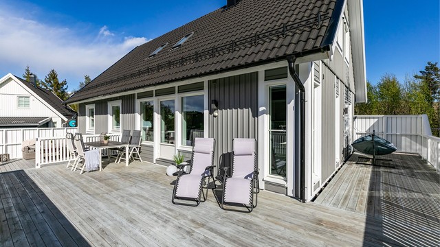 Hjørneterrasse på nesten 80 kvm. omfavner boligens mest solutsatte sider.