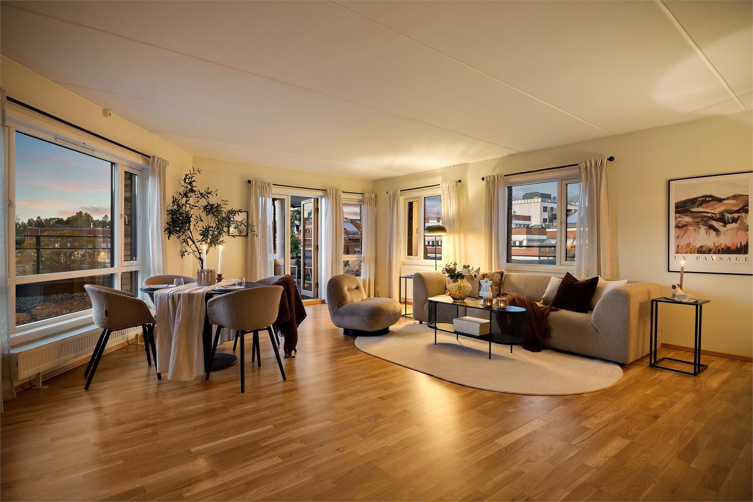 Fin og lys hjørneleilighet med heisadkomst, garasjeplass og solrik balkong på 37 kvm. 