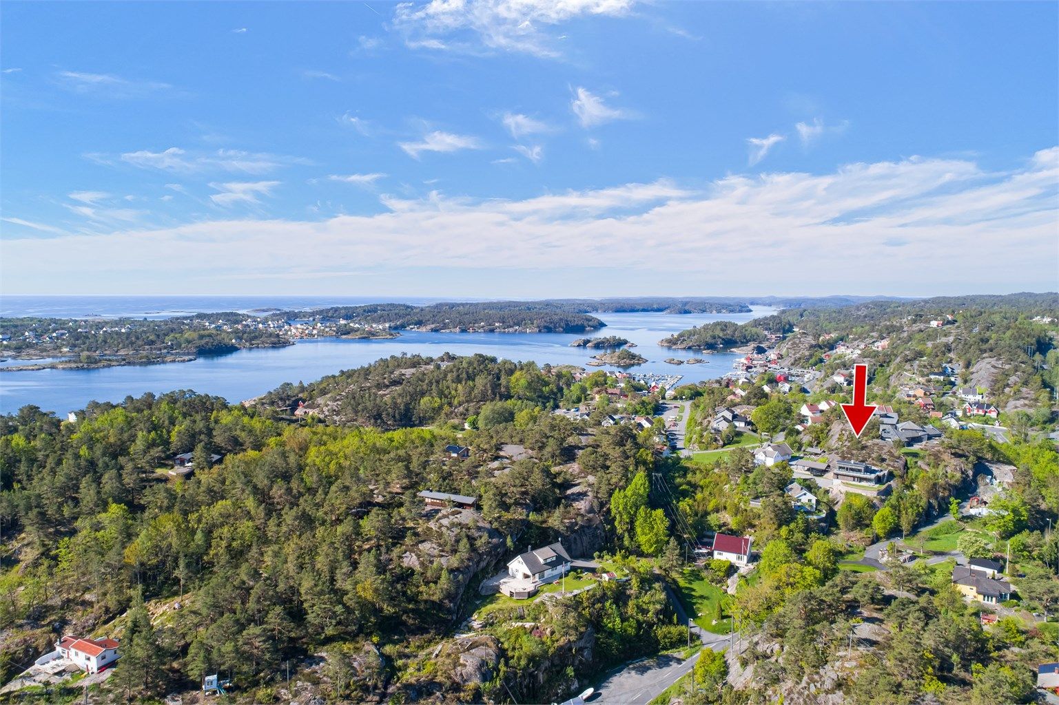 Fra eiendommen er det kort vei til både Knatten barnehage og dagligvarebutikken Snarkjøp Gjeving.