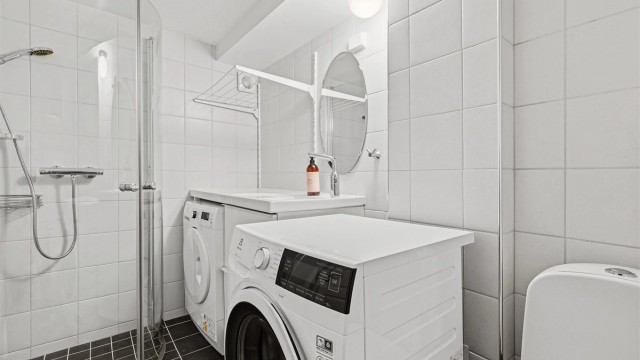 Bad/wc/vaskerom i kjeller med varmekabler i gulvet for lun varme i rommet. Kjekt med ekstra bad ved besøk fra familie og venner.