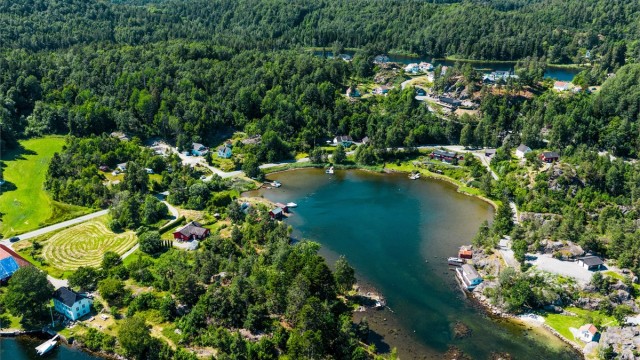 Eiendommen har tilhørende lang strandlinje med brygge