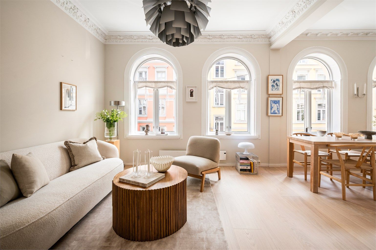 Boligen er klassisk med generøs takhøyde, nydelig rosett og stukkatur i himlingen. 