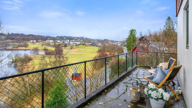Nydelig utsikt over Skeievatnet og golfbanen
