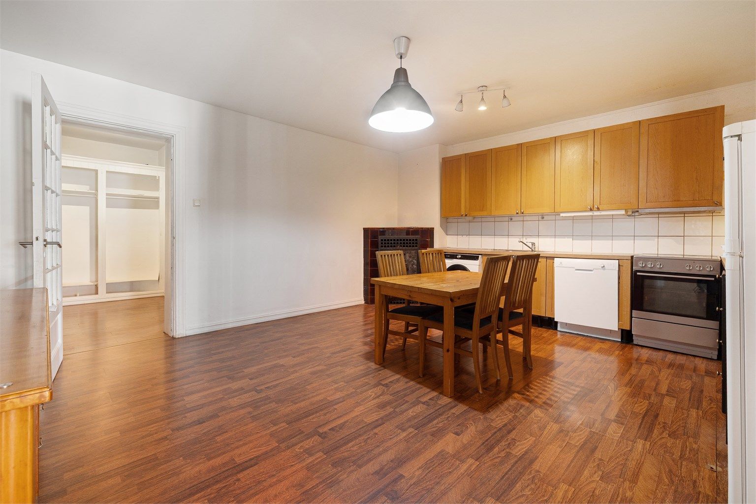 Kjøkken i hoveddel, eldre hjørnepeis i dette rommet.