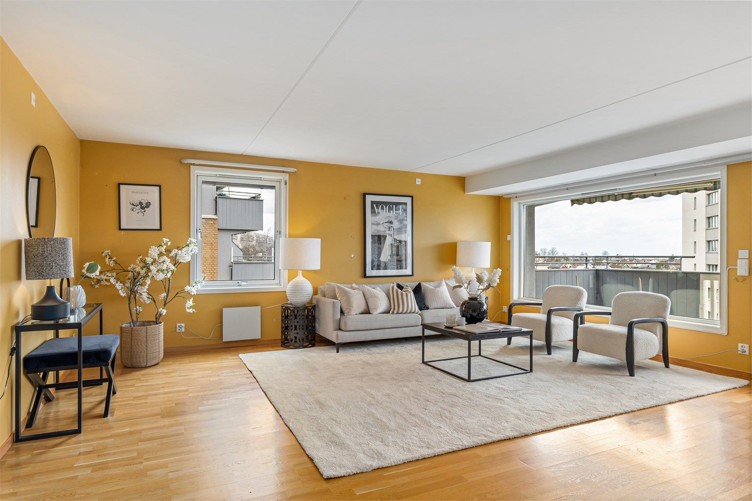 Stuen har store vindusflater som gir godt med naturlig dagslys, i tillegg til et ekstra vindu i gavlveggen.