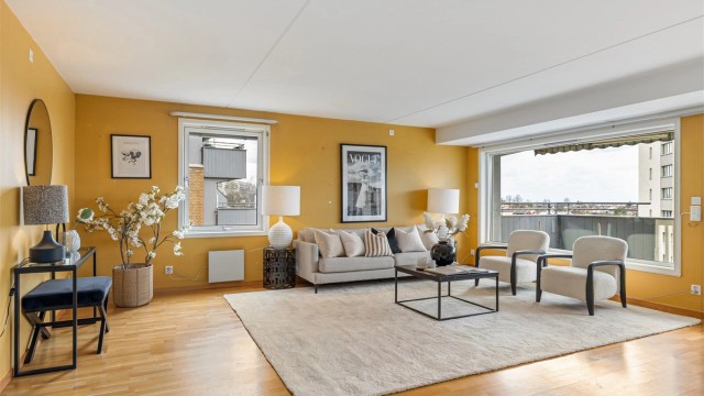 Stuen har store vindusflater som gir godt med naturlig dagslys, i tillegg til et ekstra vindu i gavlveggen.