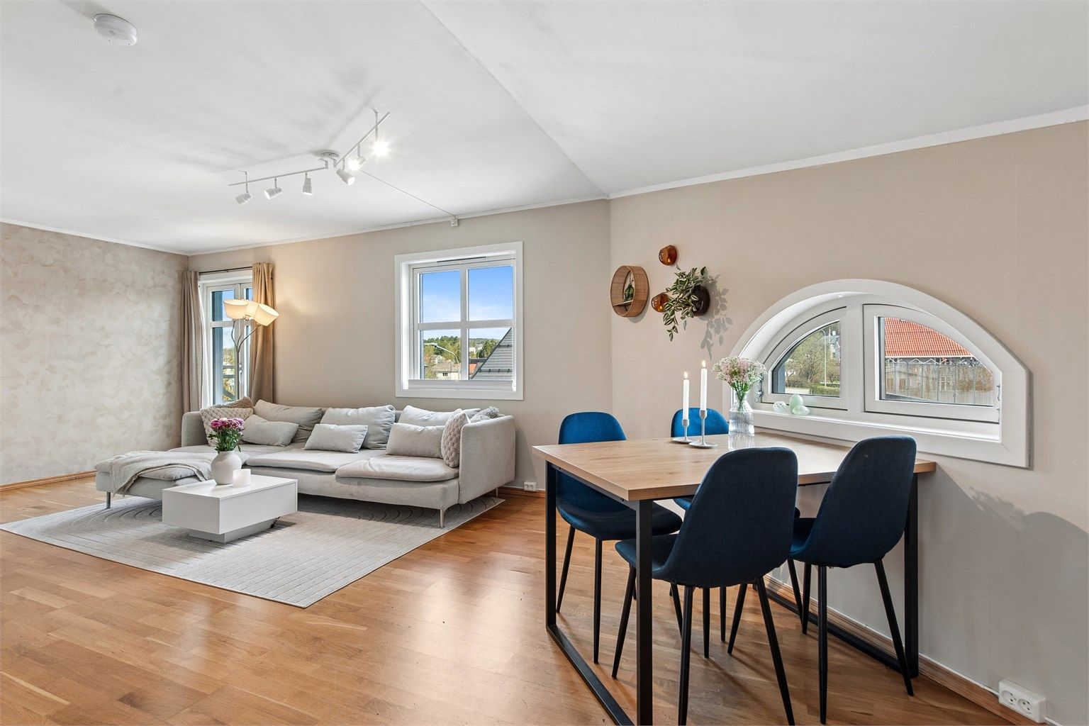 Stuen er malt i moderne og tiltalende farger. 