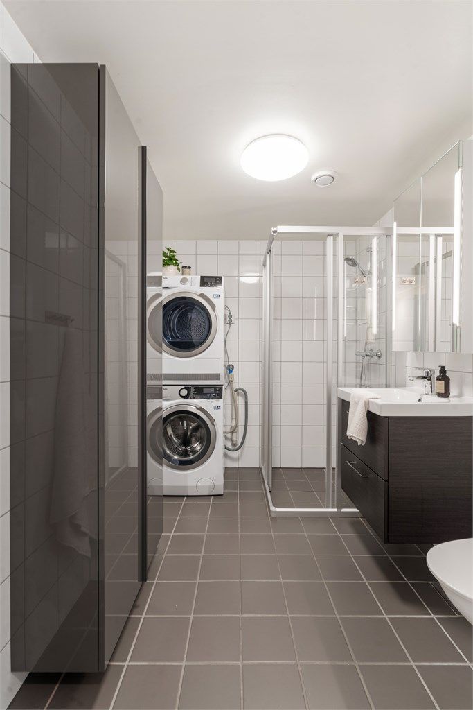 Badet har vegghengt toalett og servantinnredning. Fordelerskapet for rør-i-rør-systemet er plassert her.