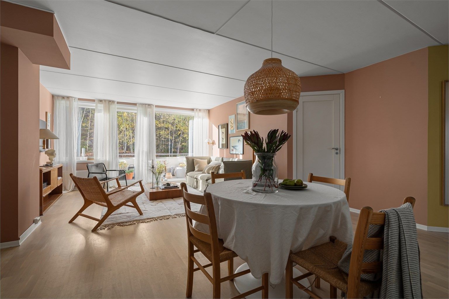 Store vindusflater som gir gode lysforhold