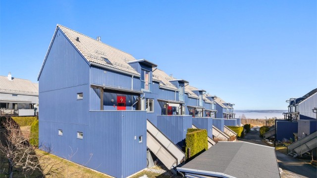 Her får du en flott 4-roms leilighet på Korpåsen. Dette er et attraktivt og populært område på Gullhella i Asker. Her bor du med nærhet til marka, skoler, barnehager, fjorden, slalåmbakke og lysløyper.