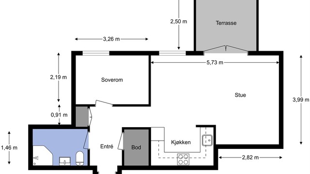Effektiv planløsning med store vindusflater mot det grønne uteområdet.