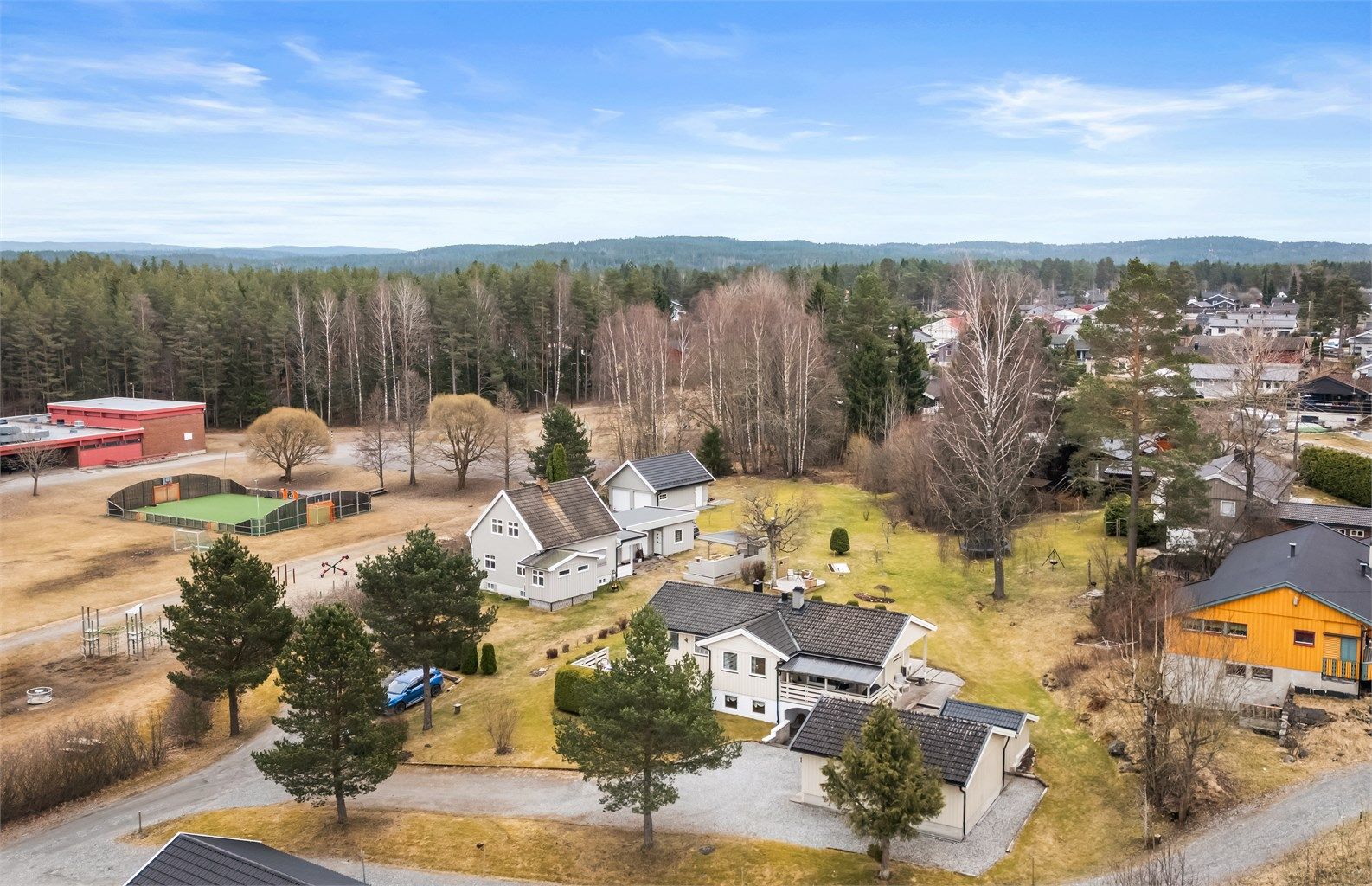 Eiendommen grenser til friområder og ligger med kort avstand til Fjellfoten skoles idrettsanlegg.