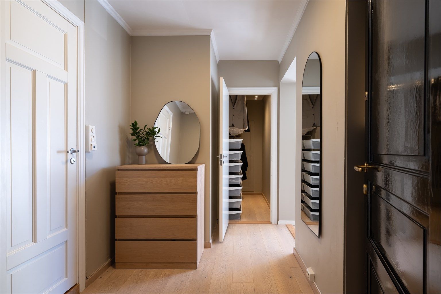 Entré med direkte ankomst til romslig garderobe og kott.