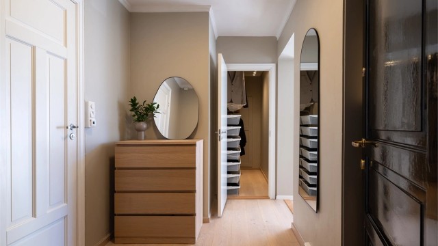 Entré med direkte ankomst til romslig garderobe og kott.