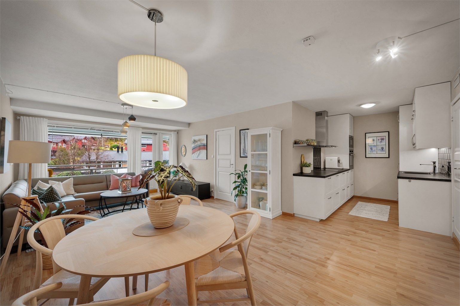 I åpen og sosial løsning mot stue finner vi et pent og klassisk kjøkken