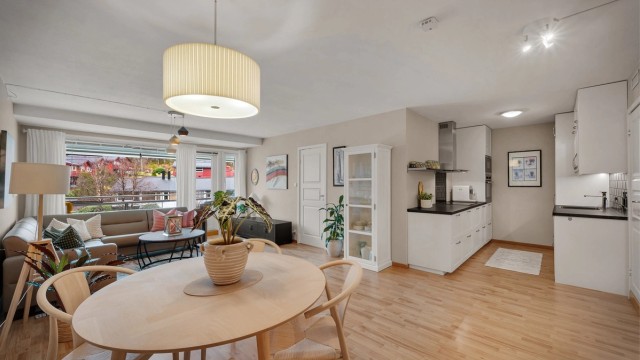 I åpen og sosial løsning mot stue finner vi et pent og klassisk kjøkken