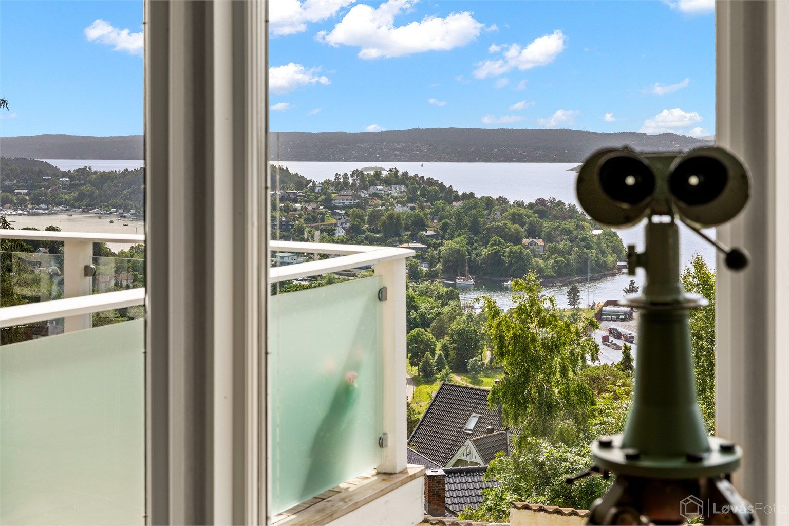 Huset er tegnet slik at man kan nyte utsikten fra de fleste rom og alle etasjer