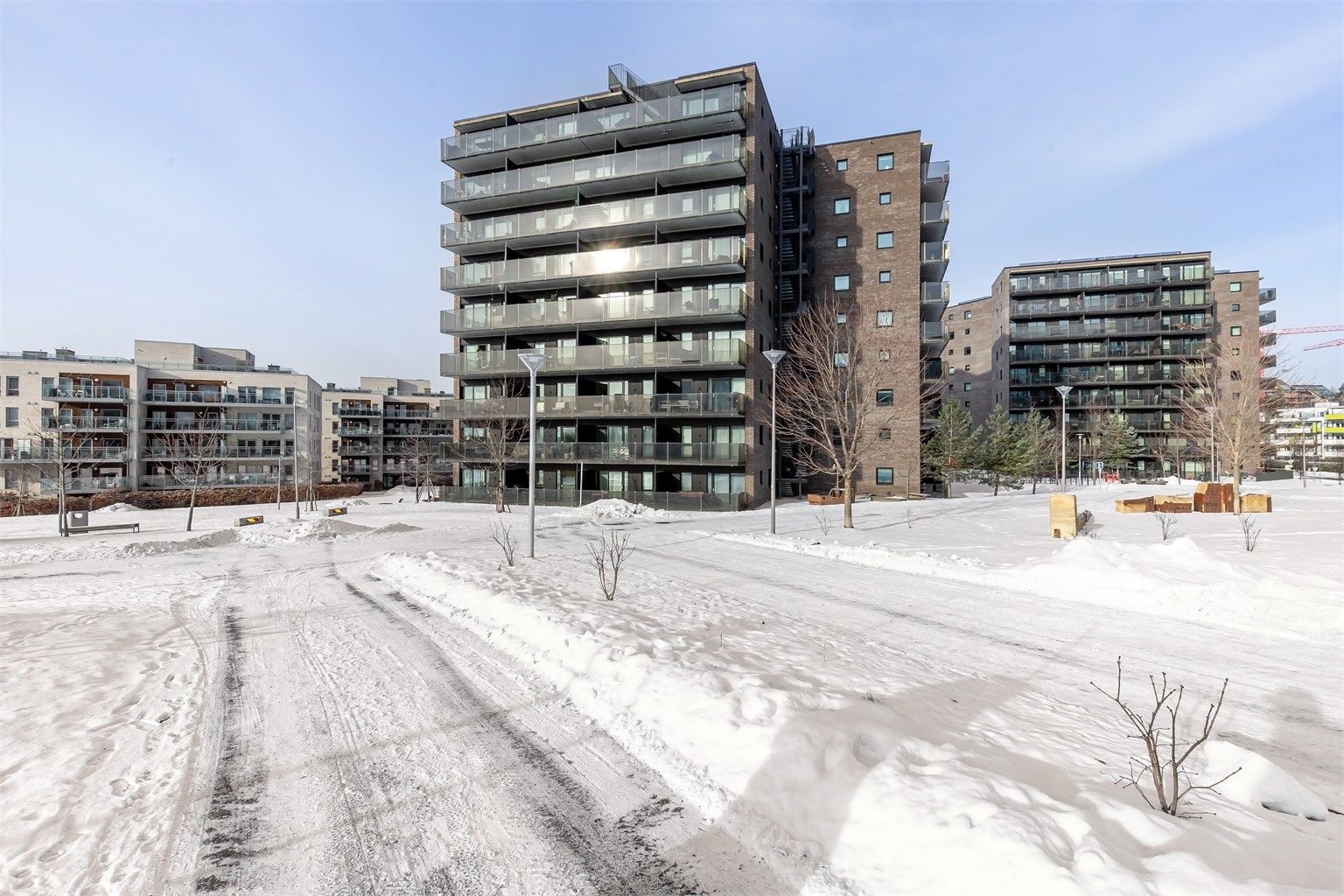 John Strandruds vei 9 ligger i et urbant og moderne område nordvest på Fornebulandet i naturskjønne og landlige omgivelser