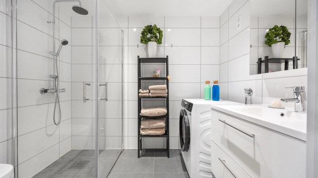Flislagt bad fra 2024 med elektrisk gulvvarme og opplegg for vaskemaskin.
