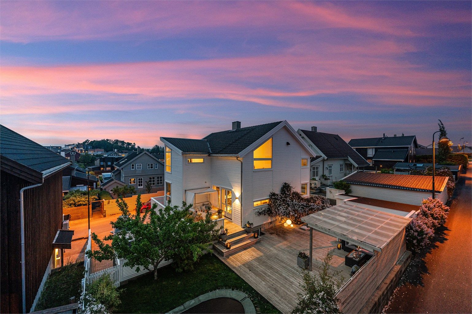 Denne boligen kombinerer funksjonalitet, komfort og stil på en måte som gjør hverdagen både enkel og trivelig – perfekt for aktive familier i alle livsfaser.