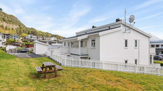 Tomten er opparbeidet med asfalterte veier og grøntarealer.