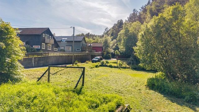Fine lekeområder i nabolaget og ved Haukedalen skole er det bygget en flott aktivitetspark for barn og ungdom.