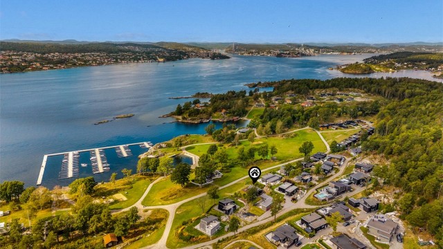 Stathelle og Brevik ligger kun en liten båttur unna om. Øya har fergeforbindelse til Brevik og om sommeren går enkelte ruter også innom Stathelle og Langesund