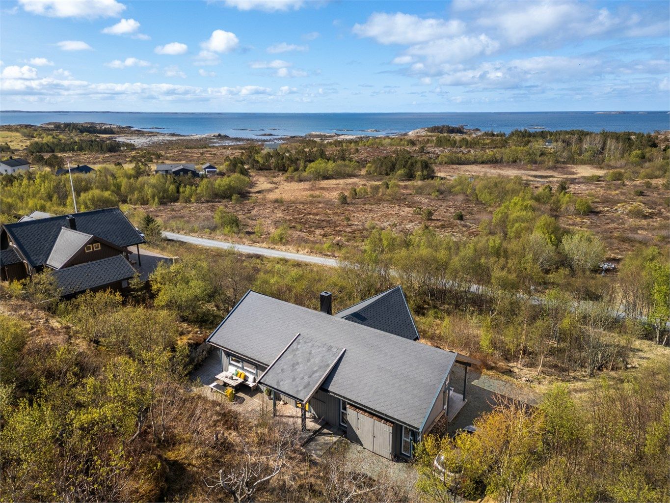 Bakkavarden 16 har en attraktiv og skjermet beliggenhet på Oksvoll, omkranset av vakker kystnatur og med nærhet til fjorden som gir området en helt spesiell ro.