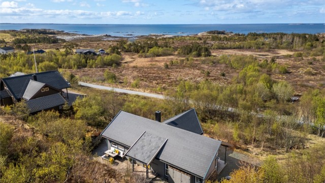 Bakkavarden 16 har en attraktiv og skjermet beliggenhet på Oksvoll, omkranset av vakker kystnatur og med nærhet til fjorden som gir området en helt spesiell ro.