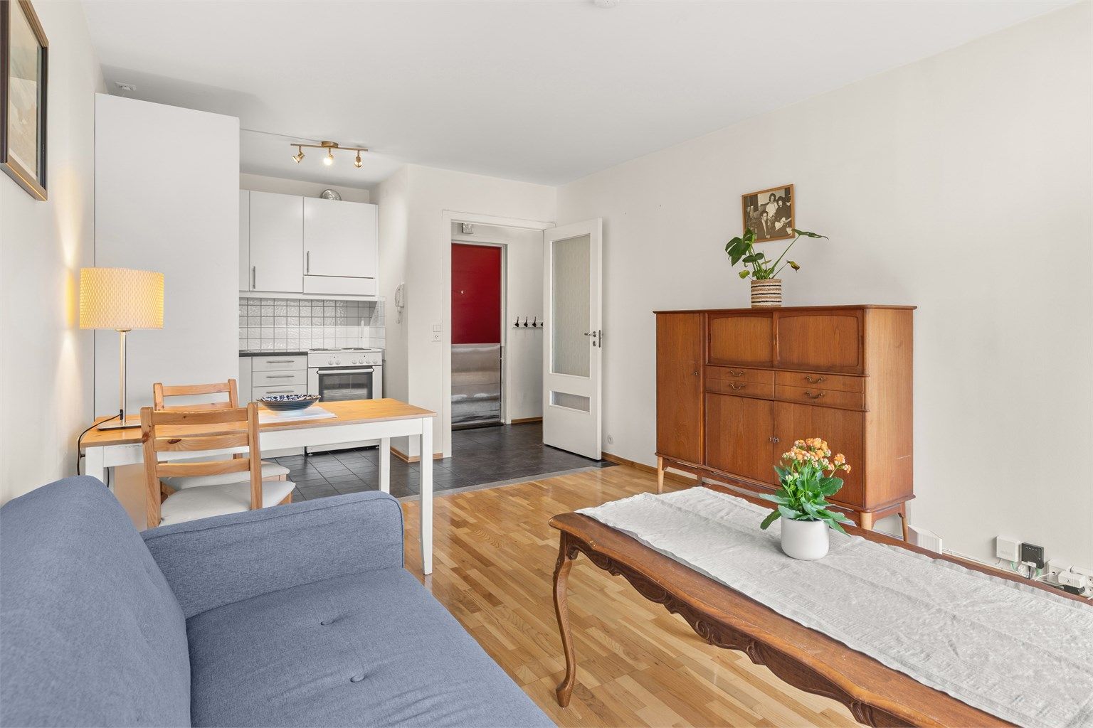 Kombinert stue og spisestue med åpen kjøkkenløsning