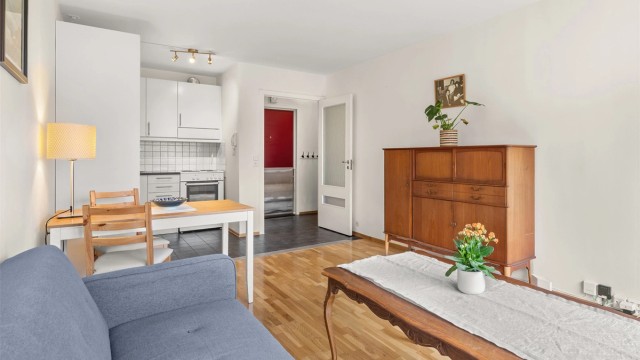 Kombinert stue og spisestue med åpen kjøkkenløsning