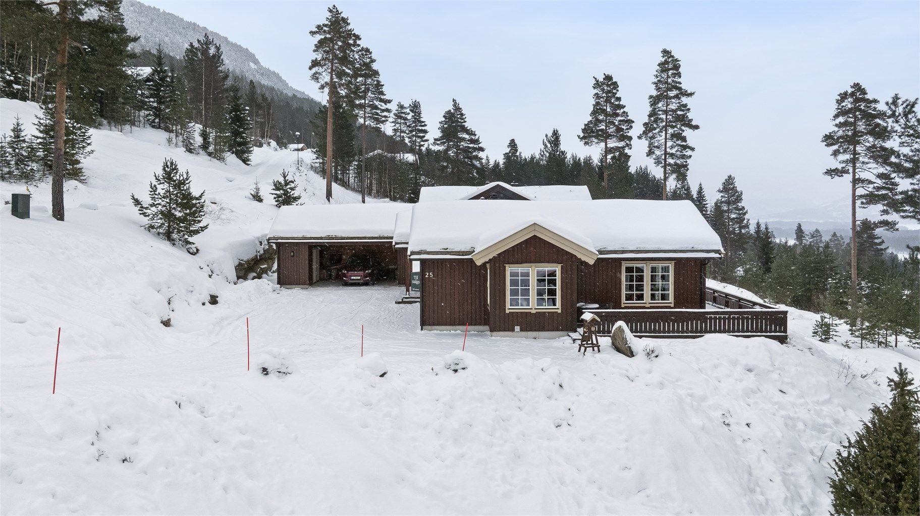 Her er det gode parkeringsmulighet på egen tomt