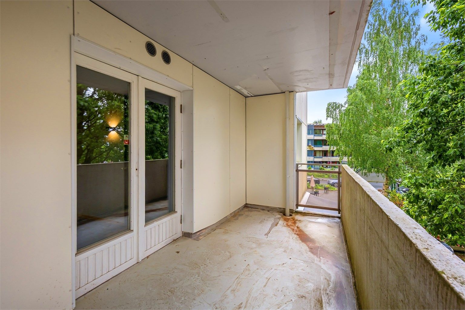 Adkomst til leiligheten via overbygget svalgang.