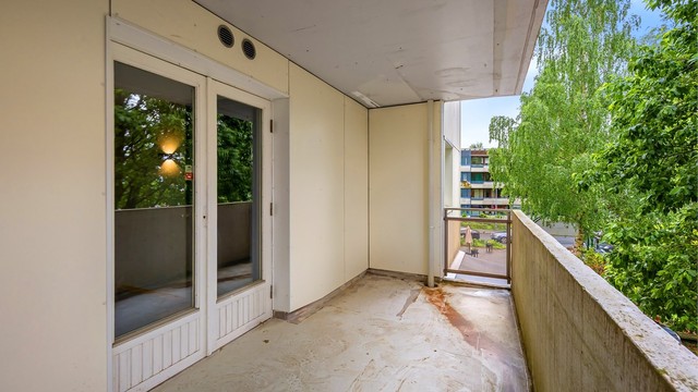 Adkomst til leiligheten via overbygget svalgang.