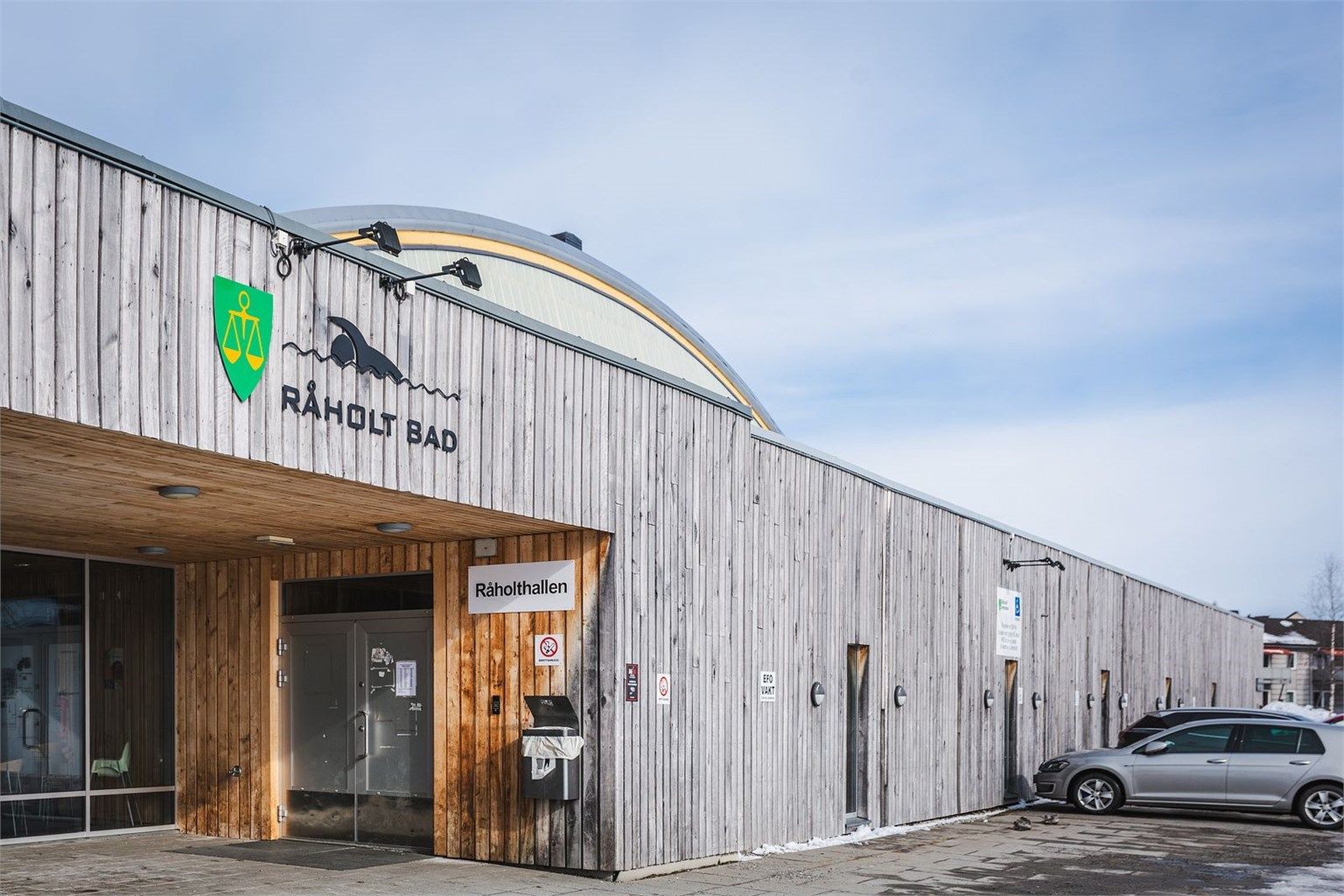 Kort avstand fra boligen finne rdu Råholt bad og Råhold hallen i tilknytning til Råholt ungdomsskole. 